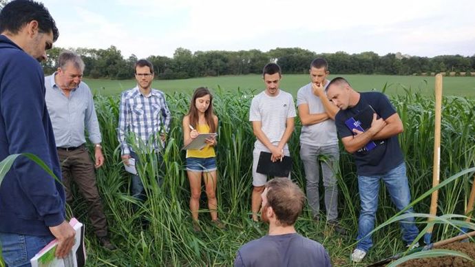 Groupe de futurs techniciens du vivant lors de la demi-journée consacrée au terrain pendant la formation initiale. © F. JARD.